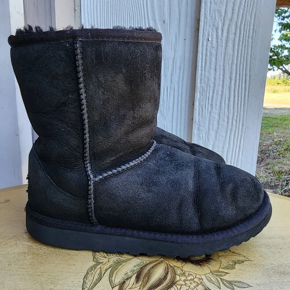 UGG Sz 4 Y2K Black Kids Suede Classic Short Boots Retro Early 2000s Scandinavian